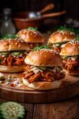 BBQ Chicken Sliders auf einem Holzbrett serviert.