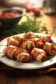 Bacon-Wrapped Chicken Bites auf einem Teller angerichtet