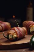 Bacon-Wrapped Jalapeño Poppers mit cremiger Käsefüllung.