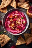 Rote Bete Hummus mit knusprigen Pitachips.