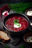 Borschtsch - Traditionelle russische Suppe mit Rindfleisch und Rote Bete.