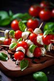 Caprese-Spieße - leckeres Fingerfood mit Mozzarella, Tomaten und Basilikum.