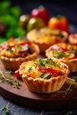 Knusprige Mini-Quiches mit Blätterteig und Gemüse.