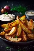 Knusprige Kartoffel-Wedges mit Dip