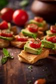 Knusprige Brot-Häppchen mit Avocado und Tomate