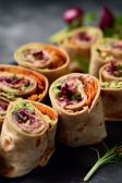 Fingerfood Wraps mit Thunfisch und Gemüse.