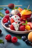 Fruchtiges Fingerfood - Sommerliche Obstspieße mit Joghurt-Dip