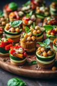 Glutenfreies vegetarisches Fingerfood mit Paprika, Zucchini, Champignons, Kichererbsen und Feta