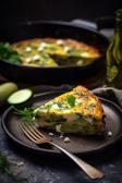 Glutenfreie Zucchini-Feta-Frittata auf einem Teller angerichtet.