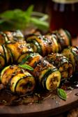 Gegrillte Zucchini-Rollen als perfekte Häppchen zum Grillen.