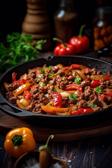 Hackfleisch-Pfanne mit Paprika und Tomaten in der Pfanne