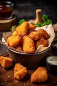 Selbstgemachte Chicken Nuggets mit Dip.