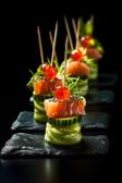 Japanisches Fingerfood mit Gurke, Avocado und Lachs