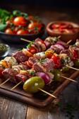 Mediterranes Antipasti-Spießchen - Perfektes Fingerfood, das man einen Tag vorher zubereiten kann