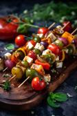 Mediterranes Fingerfood mit Gemüse und Feta.