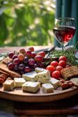 Mediterraner Picknick-Snack mit Feta und Oliven