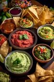 Mexikanisches Fingerfood Buffet mit Nachos, Guacamole und Salsa