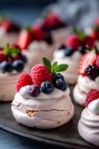 Mini-Pavlovas mit Beeren - Süßes Fingerfood für Hochzeiten