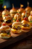 Mini Cheeseburger Fingerfood auf einem Serviertablett