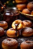 Mini-Krapfen mit Schokoladenfüllung.