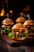 Mini-Hamburger mit Rinderhackfleisch, Tomaten und Salat.