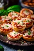 Mini-Pizza-Bites auf einem Teller