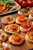 Mini Pizzas - Schnelles und leckeres Fingerfood für Kinderpartys.