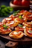 Mini-Pizzas mit Tomatensoße, Mozzarella und Basilikum.