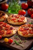 Mini-Pizzas mit Tomaten und Paprika