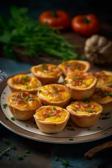 Mini-Quiches auf einem Teller