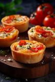 Mini-Quiches mit Feta und Tomaten