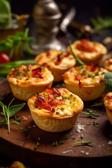 Mini-Quiches mit Ziegenkäse und getrockneten Tomaten