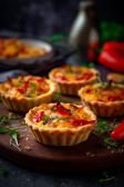 Mini-Quiches mit Paprika, Zwiebeln und Tomaten