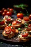 Mini-Crostini mit Tomaten und Mozzarella.