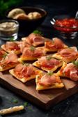 Mini-Flammkuchen-Fingerfood auf einem Serviertablett