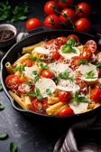 One-Pot-Pasta mit Tomaten und Mozzarella in einer Pfanne