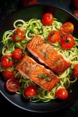 Gebratener Lachs mit Zoodles und Tomaten - Gesundes Low-Carb Rezept