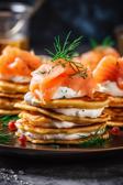 Pfannkuchen-Fingerfood mit Frischkäse und Lachs