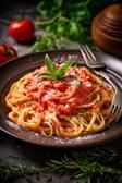 Pasta mit Tomaten-Ricotta-Sauce auf einem Teller