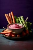 Pink Hummus mit Gemüsesticks