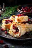 Blätterteig-Schnecken mit Ziegenkäse und Cranberries auf einem Teller