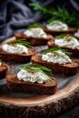 Pumpernickel-Fingerfood mit Frischkäsecreme