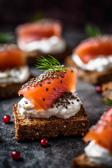 Pumpernickel-Häppchen mit Frischkäse und Lachs