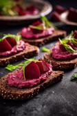 Pumpernickel-Fingerfood mit Rote-Bete-Aufstrich