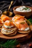 Russische Blini mit Lachs und Frischkäse