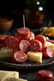 Knusprige Salami-Häppchen auf einem Teller