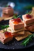 Lachs-Mousse-Cracker für den Sektempfang auf Hochzeiten