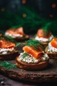 Lachs-Pumpernickel-Häppchen mit Frischkäse und Dill