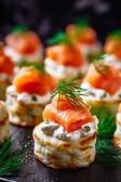 Lachshappen Fingerfood mit Frischkäse, Lachs und Dill.