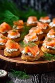 Lachs-Häppchen mit Frischkäse-Creme und Dill